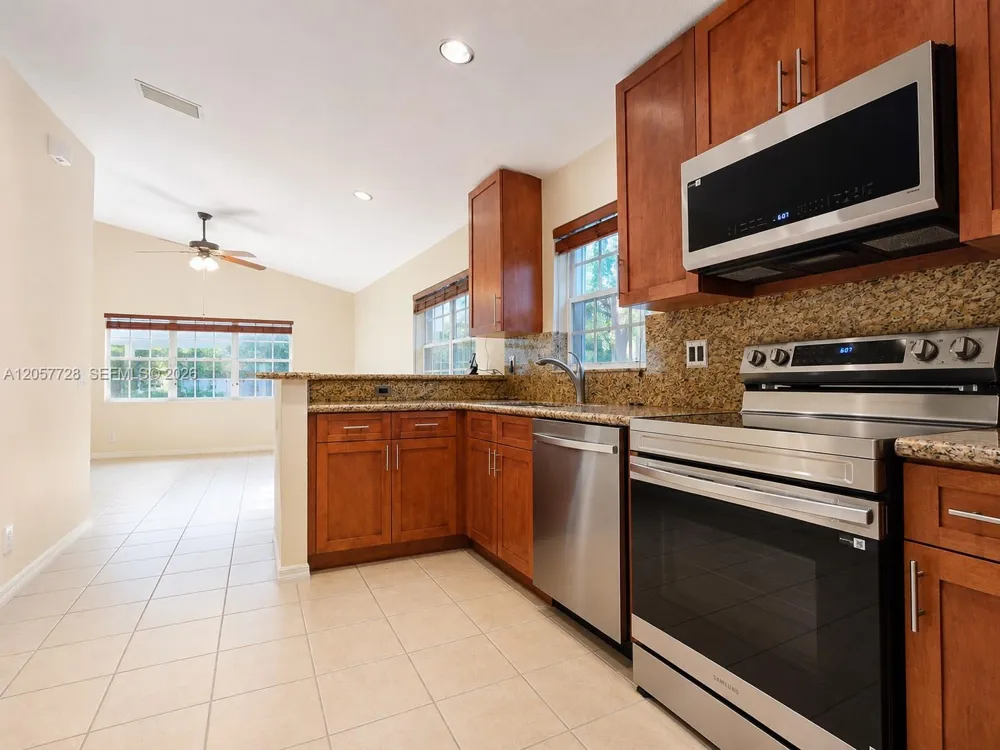 1041 Cedar Falls Dr Weston, FL 33327