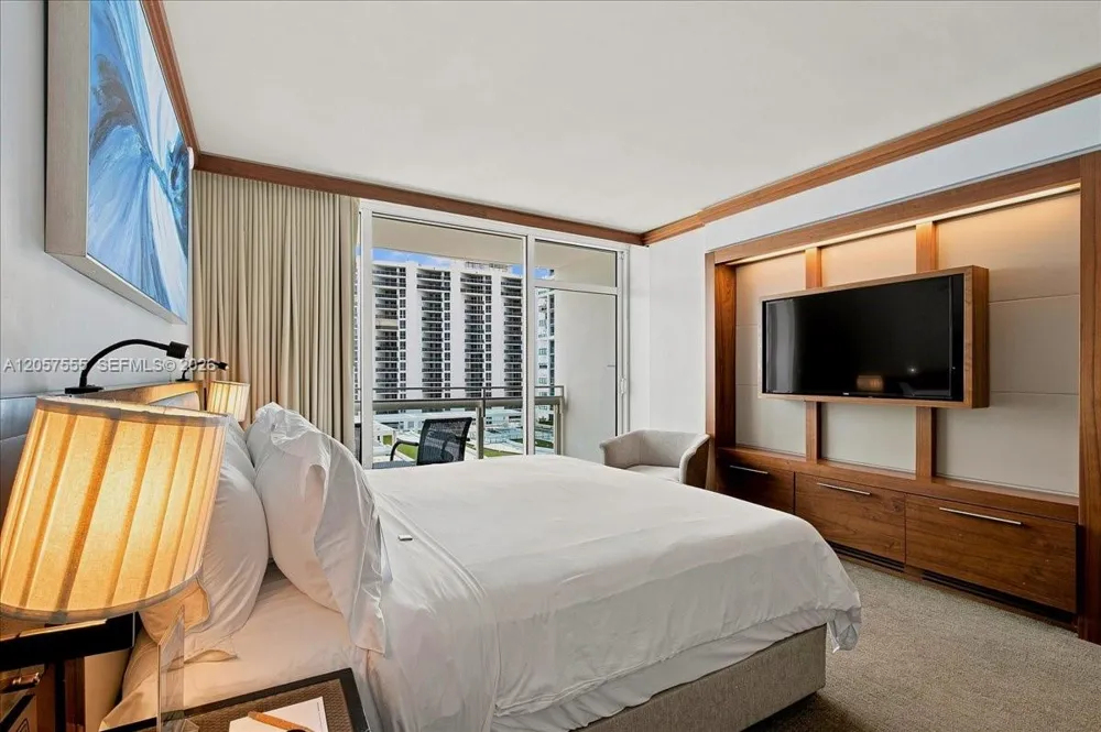 6801 Collins Ave #1020 Door 1006 Leal Miami Beach, FL 33141