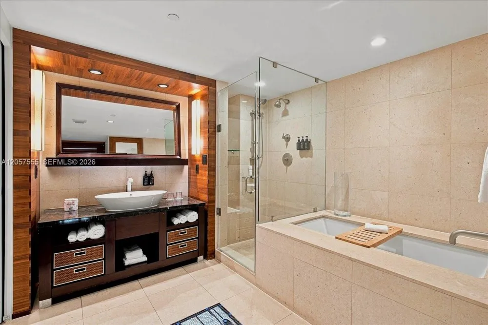 6801 Collins Ave #1020 Door 1006 Leal Miami Beach, FL 33141