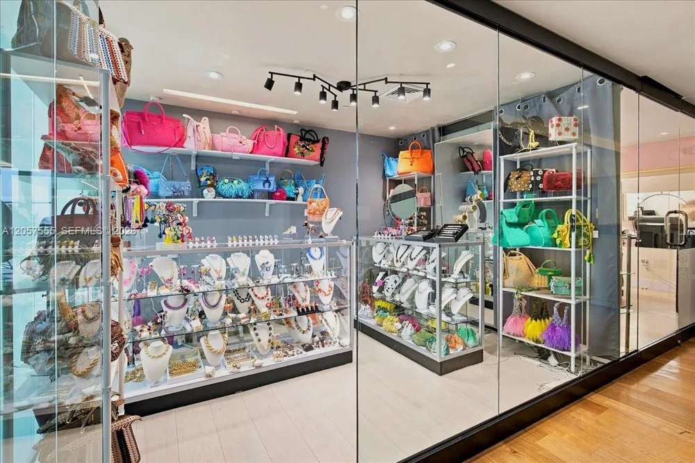 6801 Collins Ave #1020 Door 1006 Leal Miami Beach, FL 33141