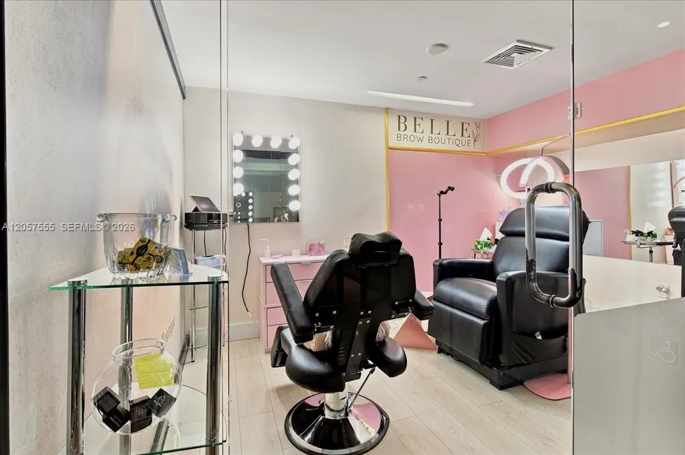 6801 Collins Ave #1020 Door 1006 Leal Miami Beach, FL 33141