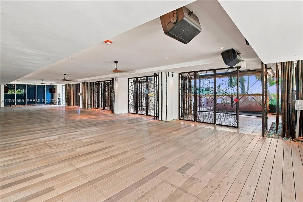 6801 Collins Ave #1020 Door 1006 Leal Miami Beach, FL 33141