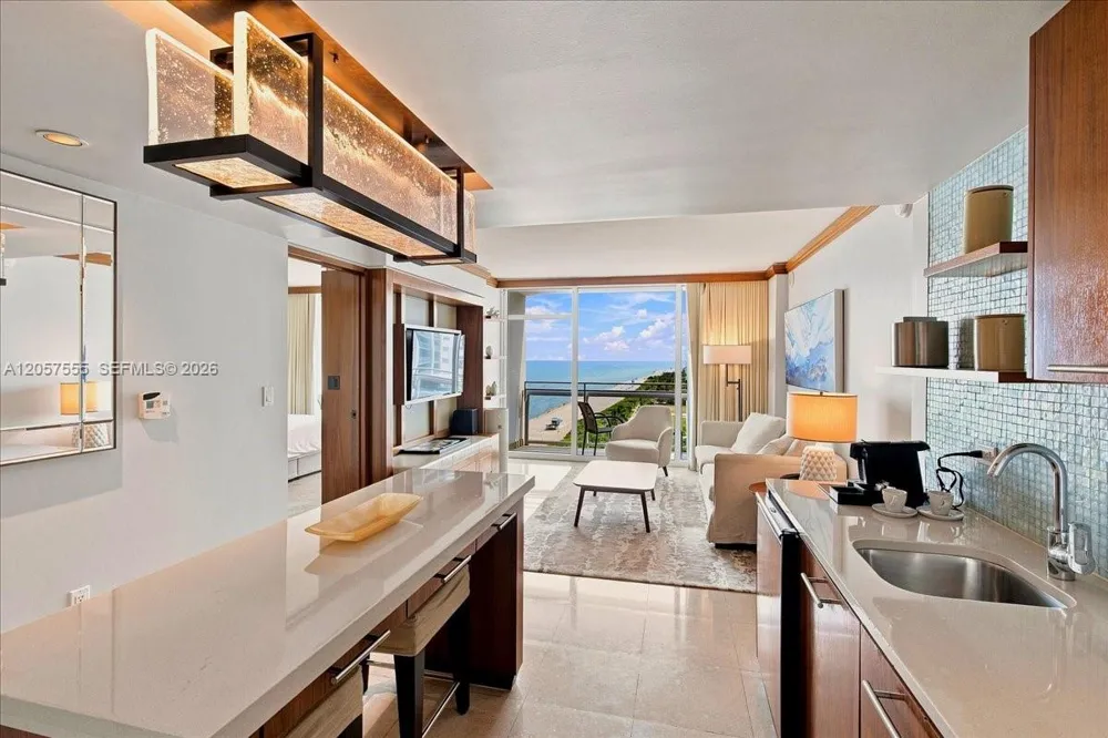 6801 Collins Ave #1020 Door 1006 Leal Miami Beach, FL 33141