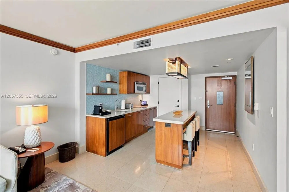 6801 Collins Ave #1020 Door 1006 Leal Miami Beach, FL 33141
