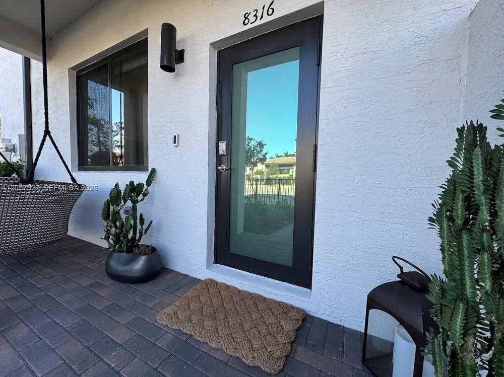 8316 NW 43rd St Doral, FL 33166