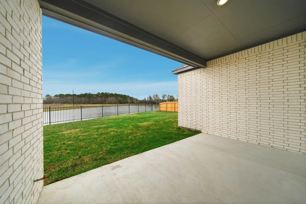 101 Lake Woodshore Court Clute, TX 77531