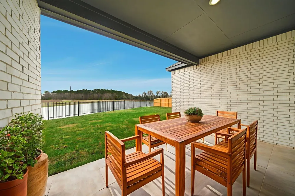 101 Lake Woodshore Court Clute, TX 77531