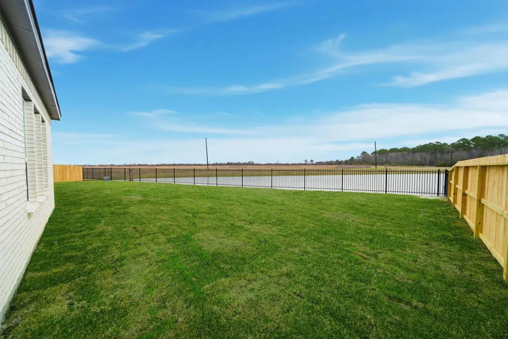 101 Lake Woodshore Court Clute, TX 77531
