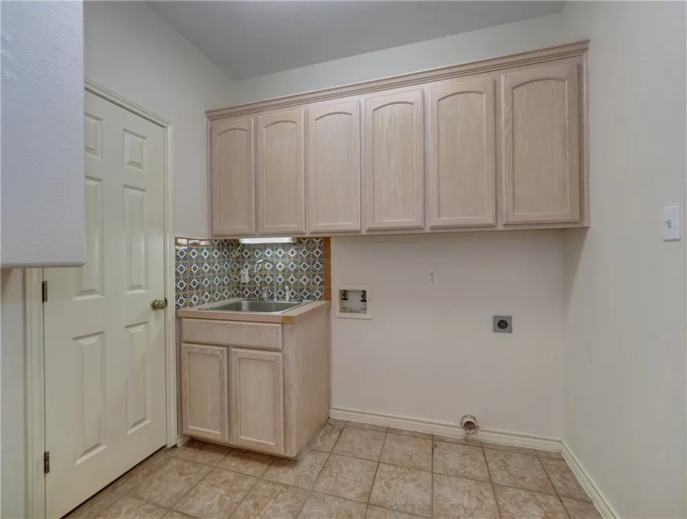 1343 W Bayview Drive Portland, TX 78374