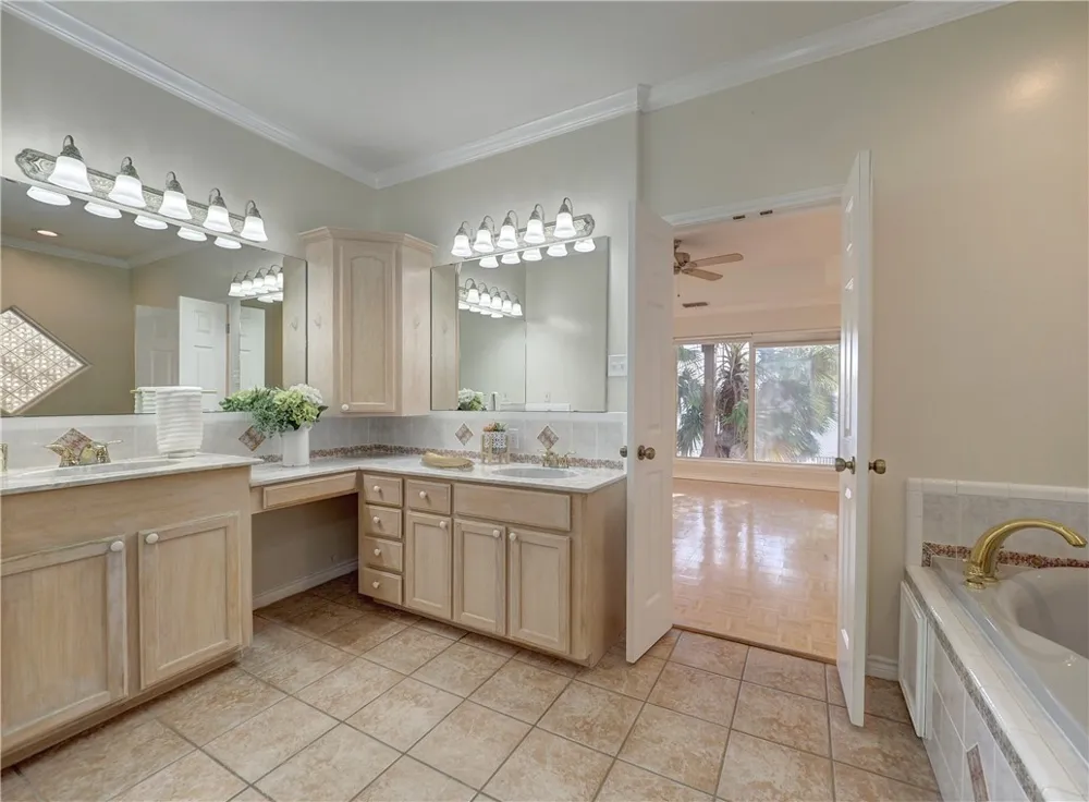 1343 W Bayview Drive Portland, TX 78374