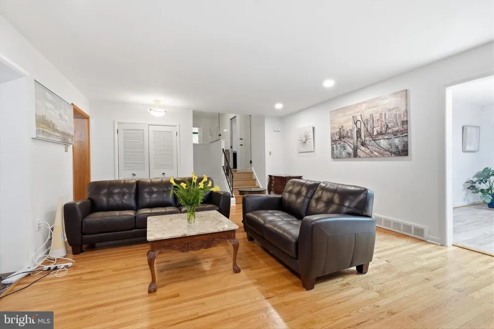 1132 LINDSAY LANE Rydal, PA 19046