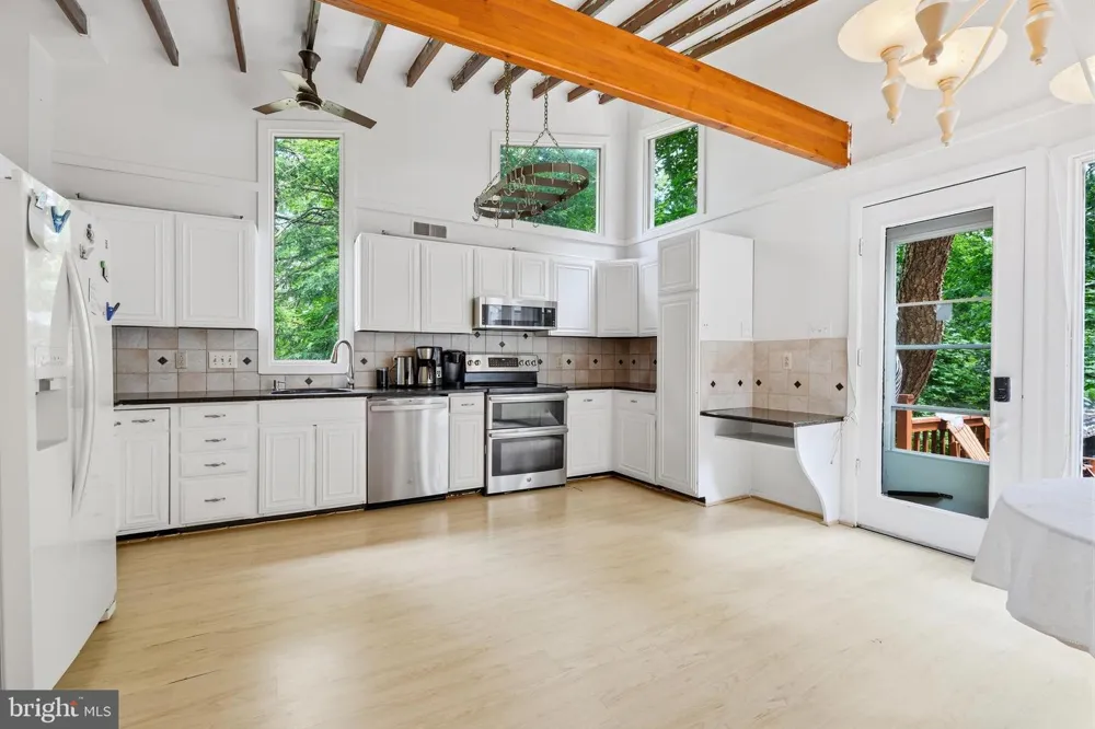 1132 LINDSAY LANE Rydal, PA 19046
