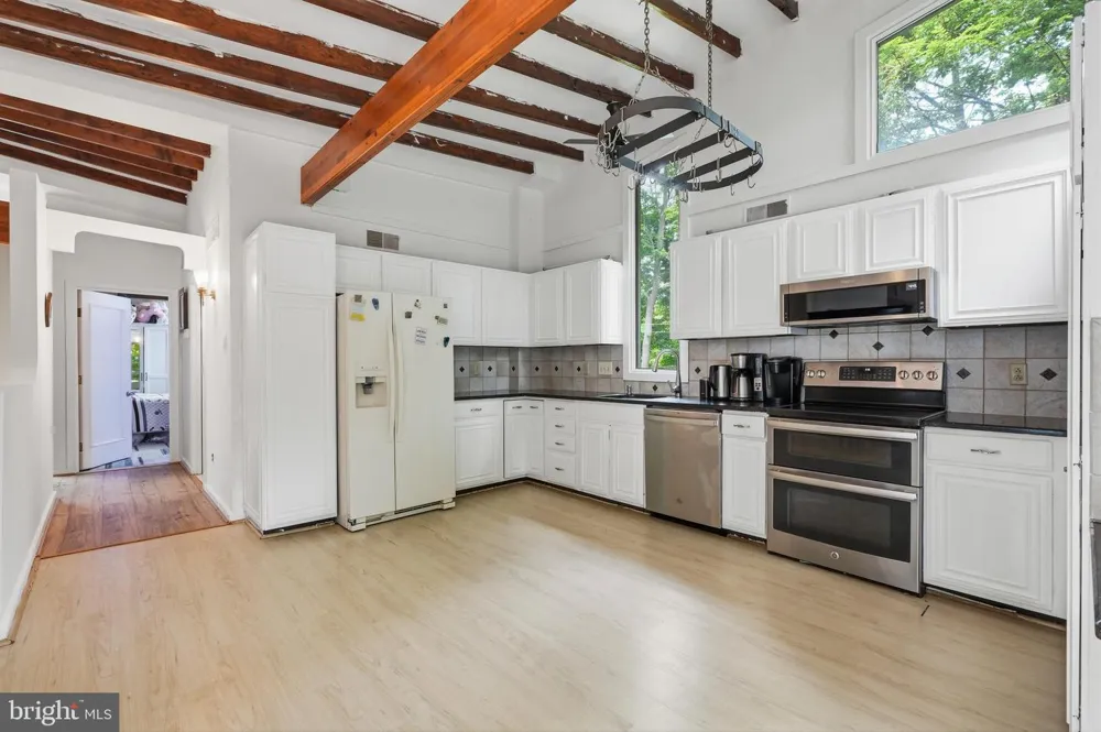 1132 LINDSAY LANE Rydal, PA 19046