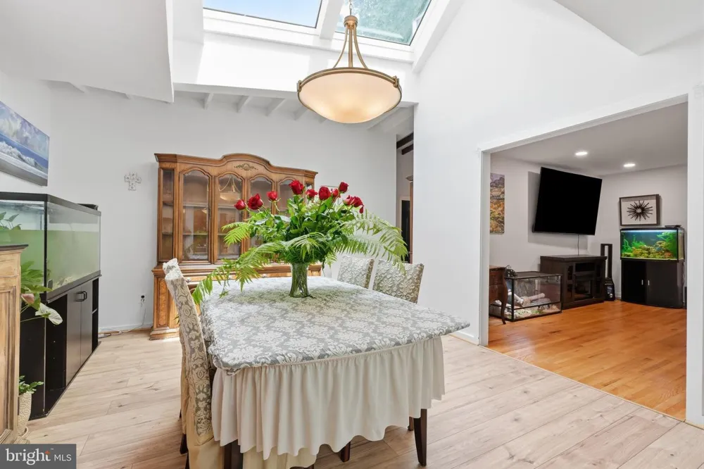 1132 LINDSAY LANE Rydal, PA 19046