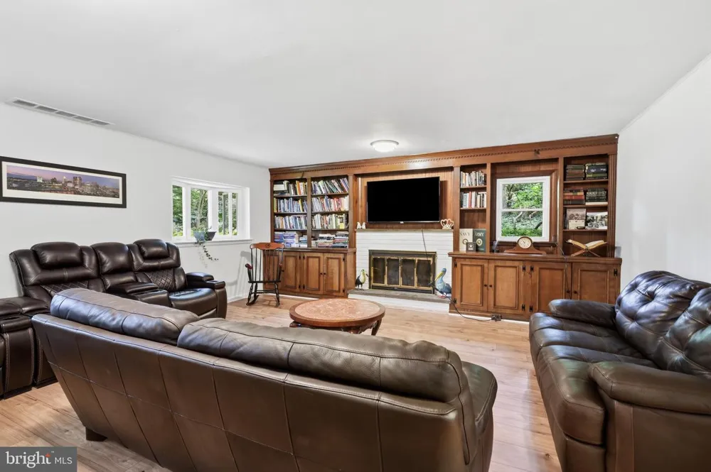 1132 LINDSAY LANE Rydal, PA 19046