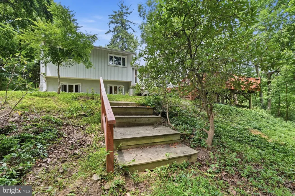1132 LINDSAY LANE Rydal, PA 19046