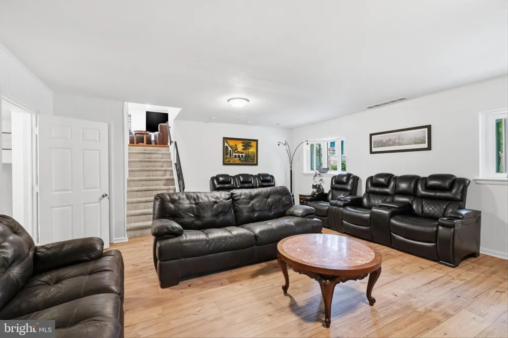 1132 LINDSAY LANE Rydal, PA 19046