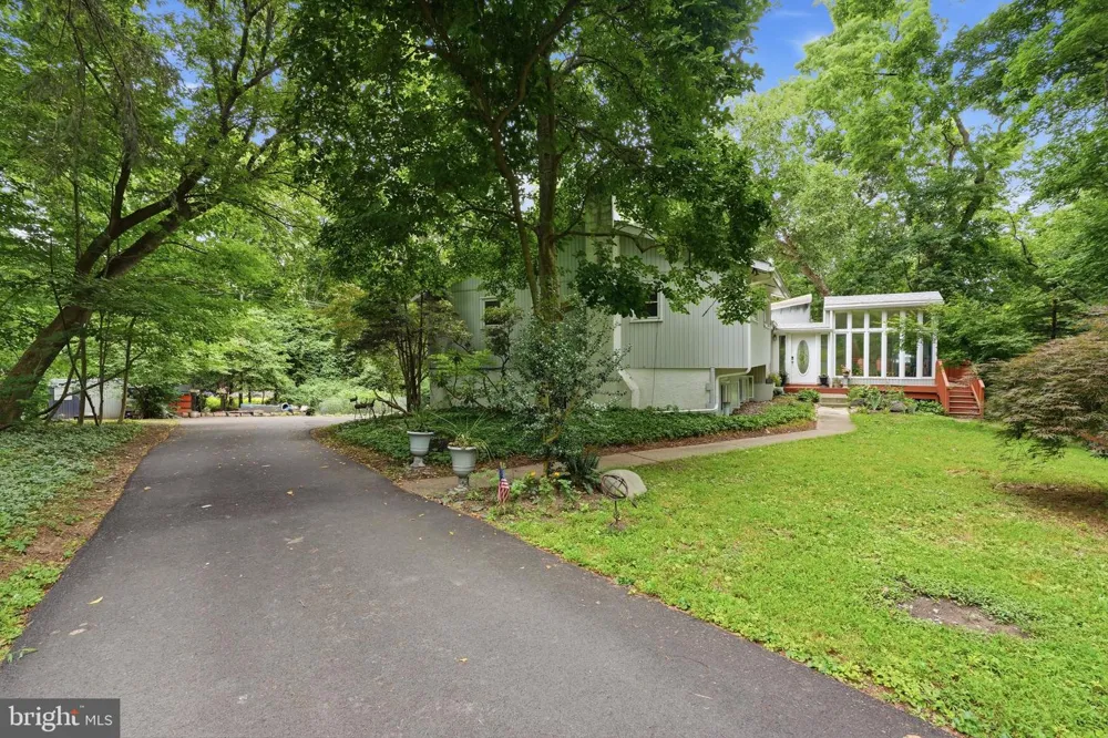 1132 LINDSAY LANE Rydal, PA 19046
