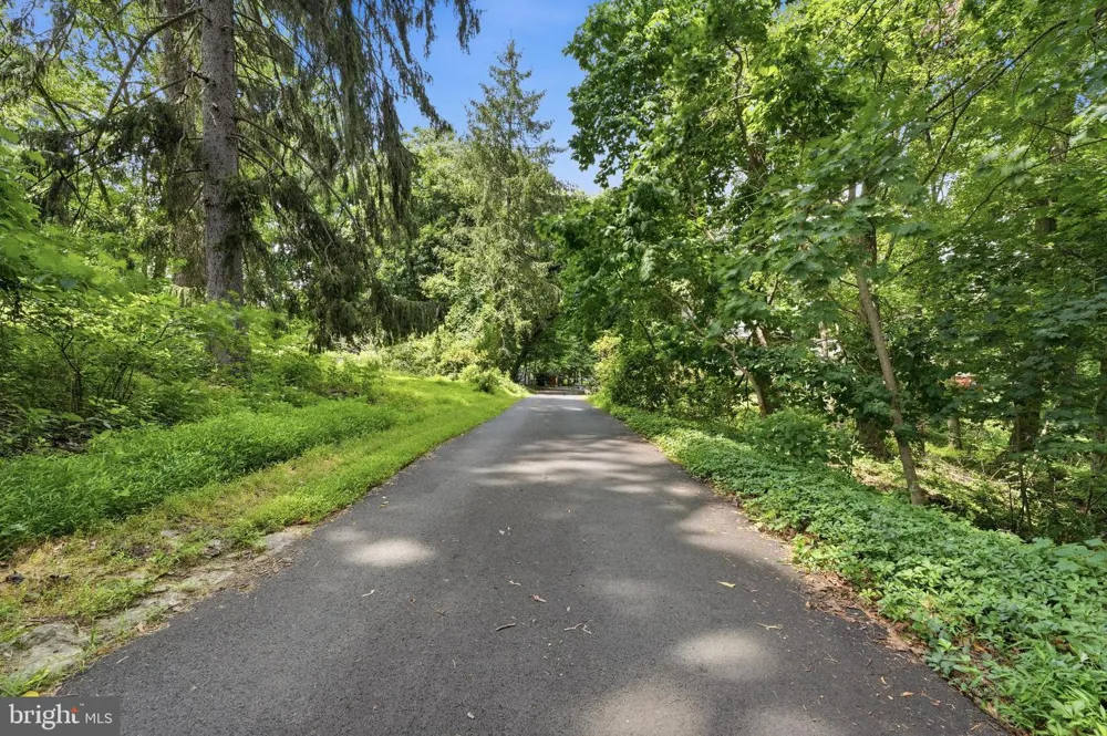 1132 LINDSAY LANE Rydal, PA 19046