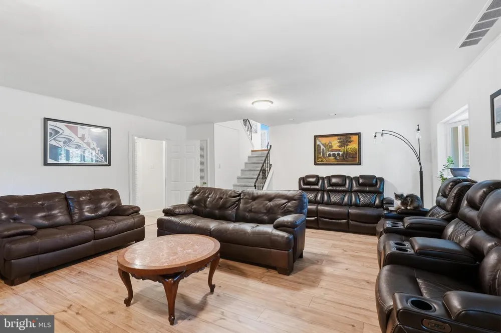 1132 LINDSAY LANE Rydal, PA 19046