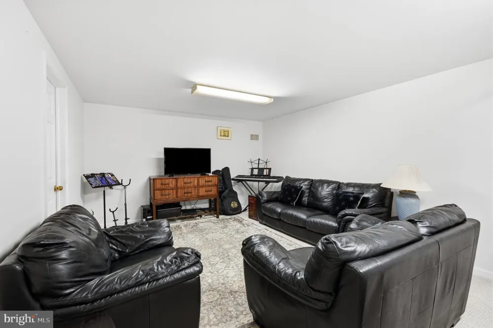 1132 LINDSAY LANE Rydal, PA 19046
