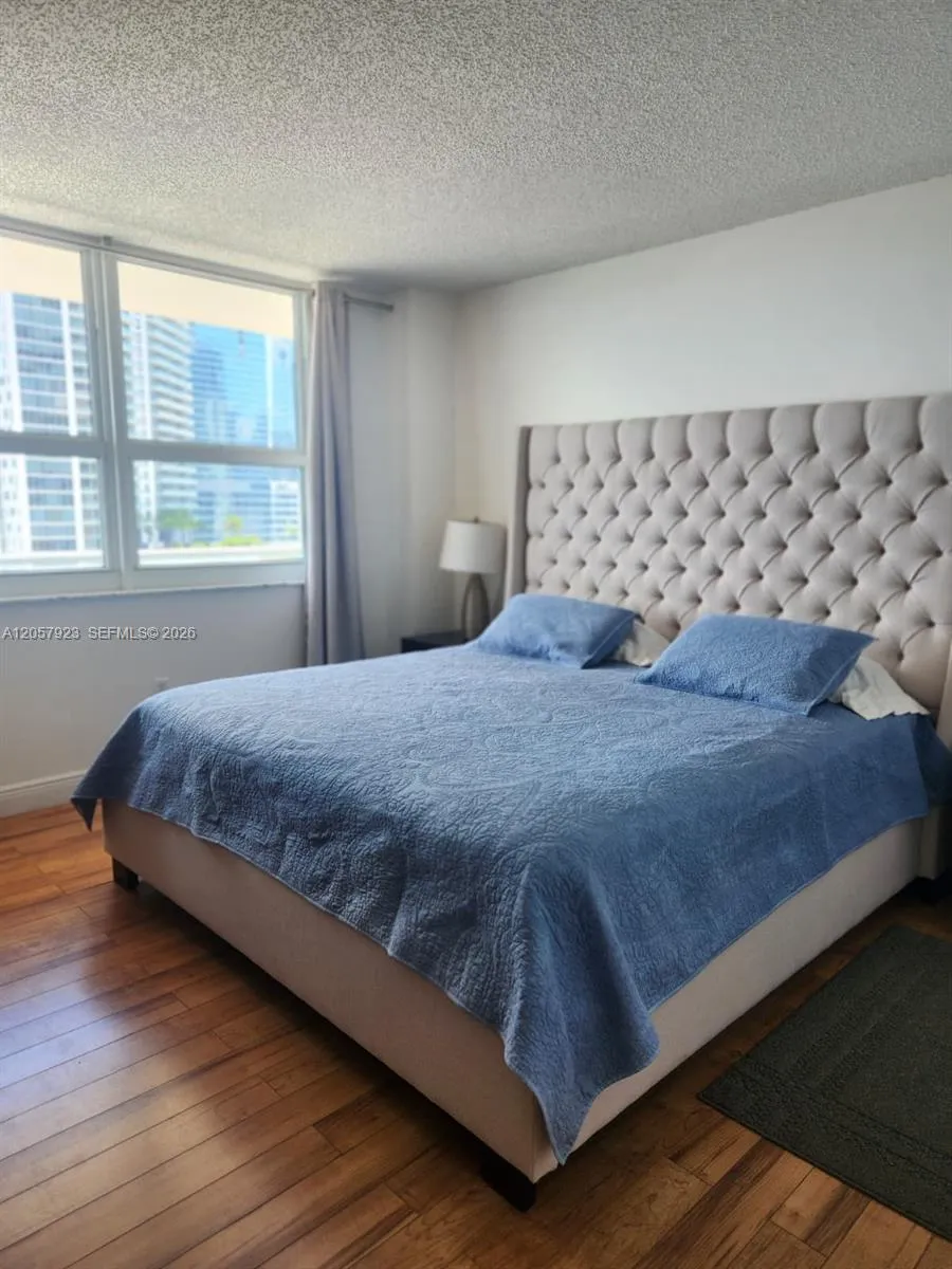 1155 Brickell Bay Dr #1807 Miami, FL 33131