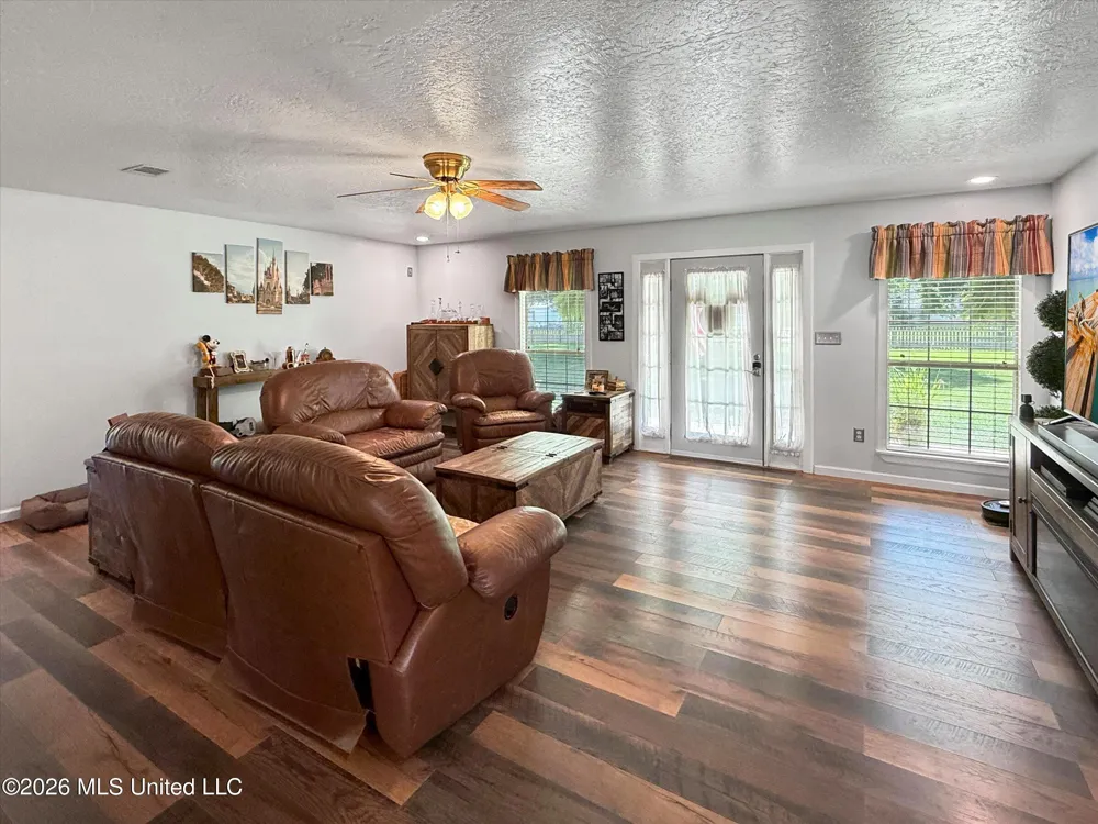 3506 Jerry Davis Road Moss Point, MS 39562