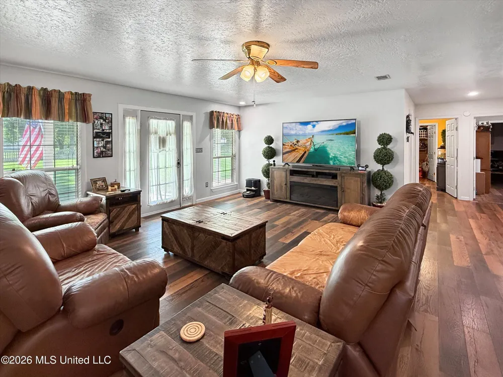 3506 Jerry Davis Road Moss Point, MS 39562