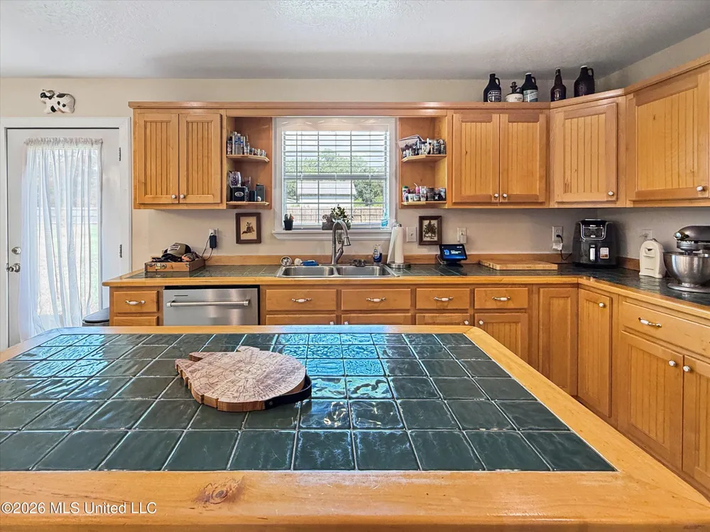 3506 Jerry Davis Road Moss Point, MS 39562