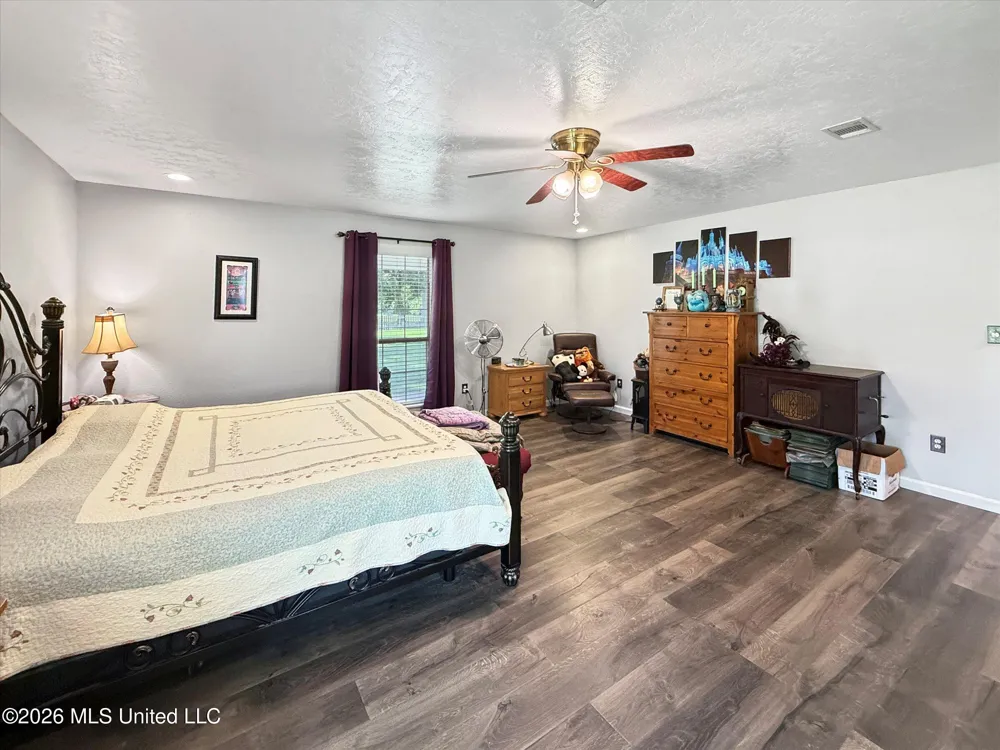 3506 Jerry Davis Road Moss Point, MS 39562