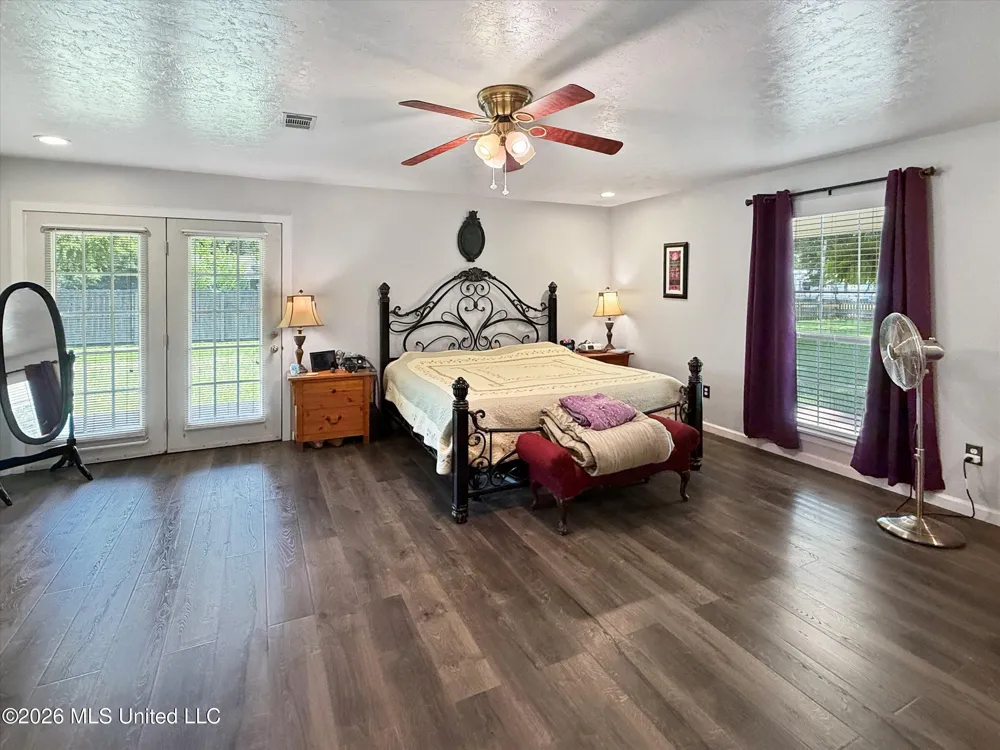 3506 Jerry Davis Road Moss Point, MS 39562