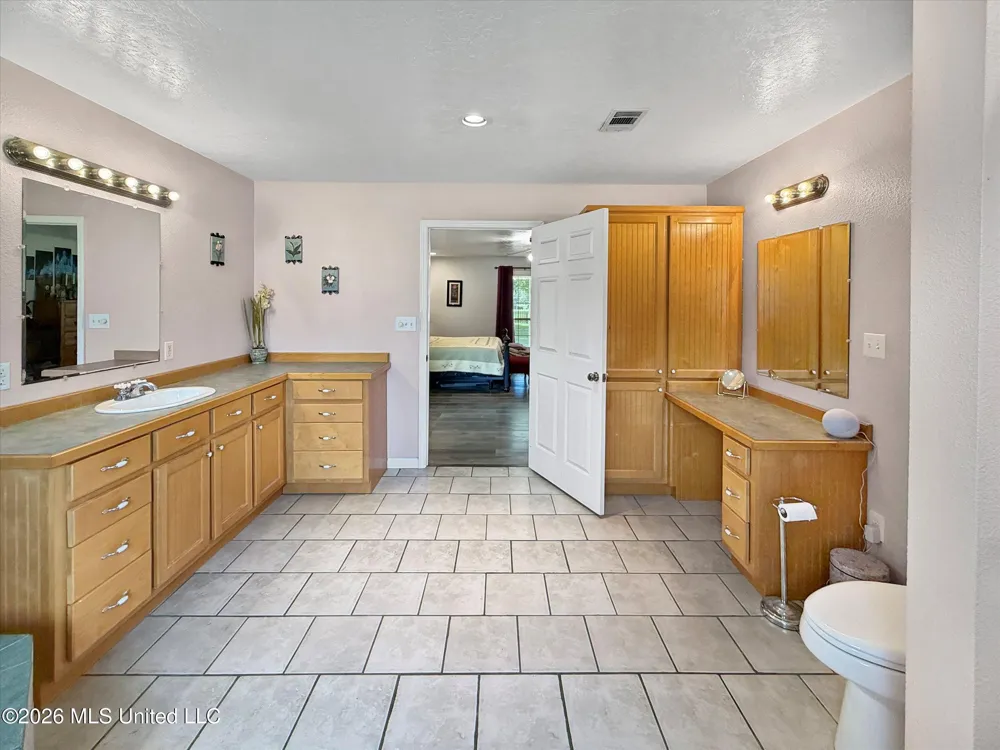 3506 Jerry Davis Road Moss Point, MS 39562