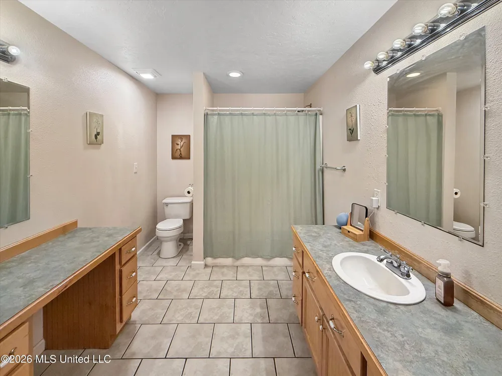 3506 Jerry Davis Road Moss Point, MS 39562