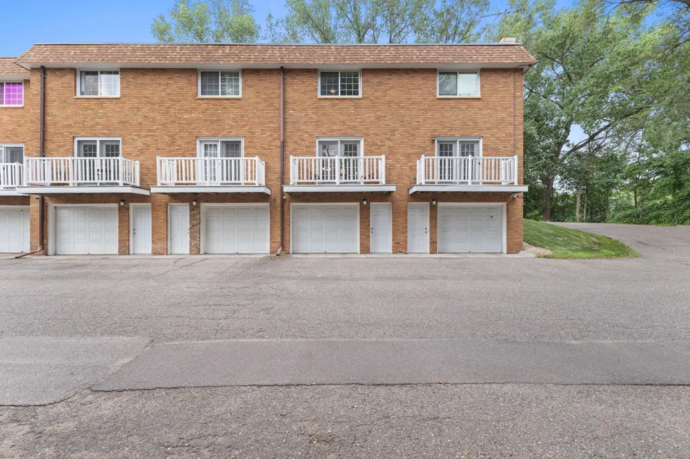 1860 Mcmenemy Street #K Maplewood, MN 55117