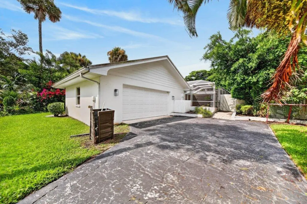 15 W HIGH POINT ROAD Sewalls Point, FL 34996