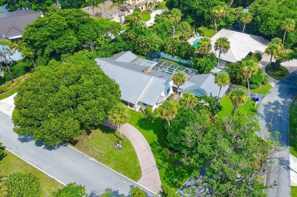 15 W HIGH POINT ROAD Sewalls Point, FL 34996