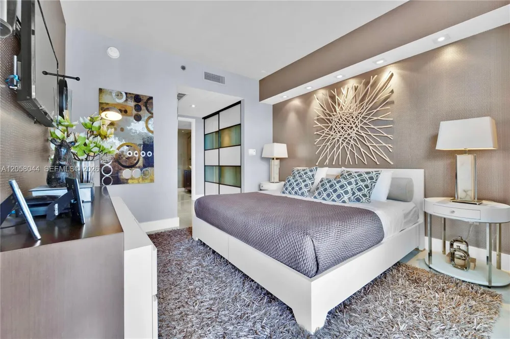 475 Brickell Ave #5013 Miami, FL 33131