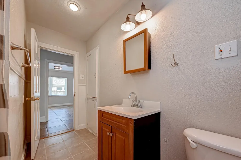 817 Eleanor Street Houston, TX 77009