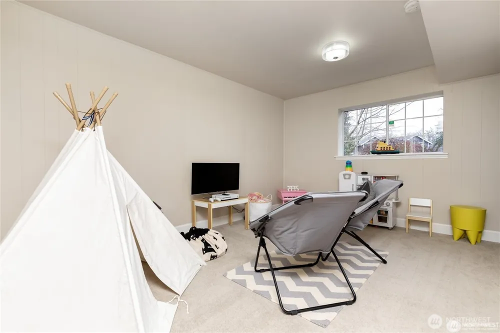 6304 110th Avenue NE Kirkland, WA 98033