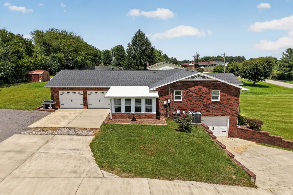 225 Westgate Dr Baxter, TN 38544