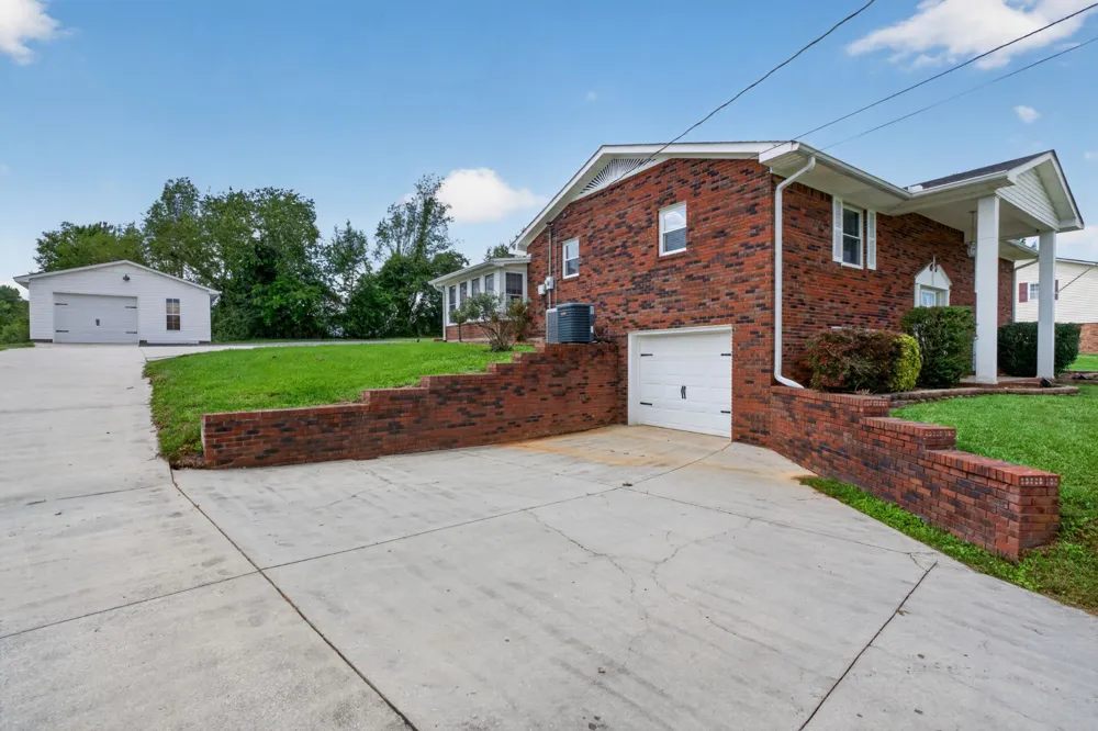 225 Westgate Dr Baxter, TN 38544