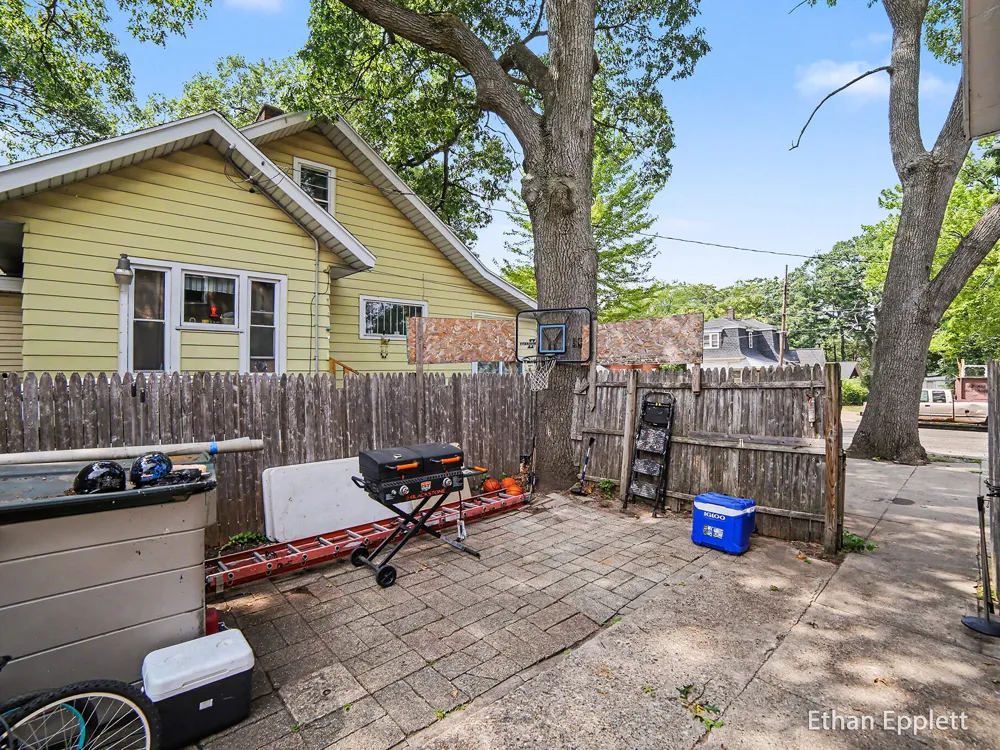 447 W Southern Avenue Muskegon, MI 49441