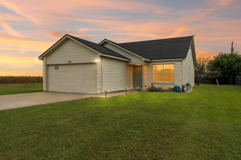 407 E Pietzsch Street Bartlett, TX 76511