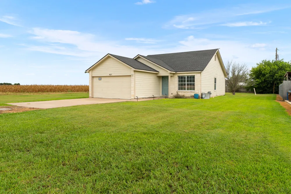 407 E Pietzsch Street Bartlett, TX 76511