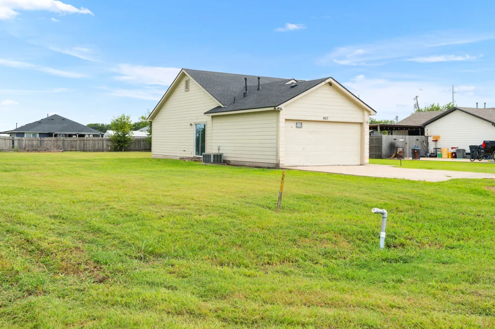 407 E Pietzsch Street Bartlett, TX 76511