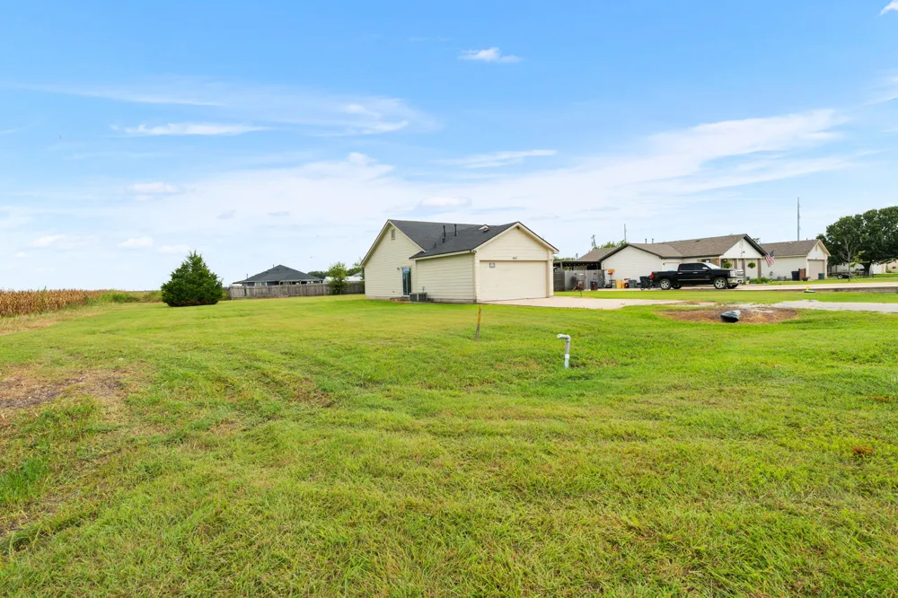 407 E Pietzsch Street Bartlett, TX 76511