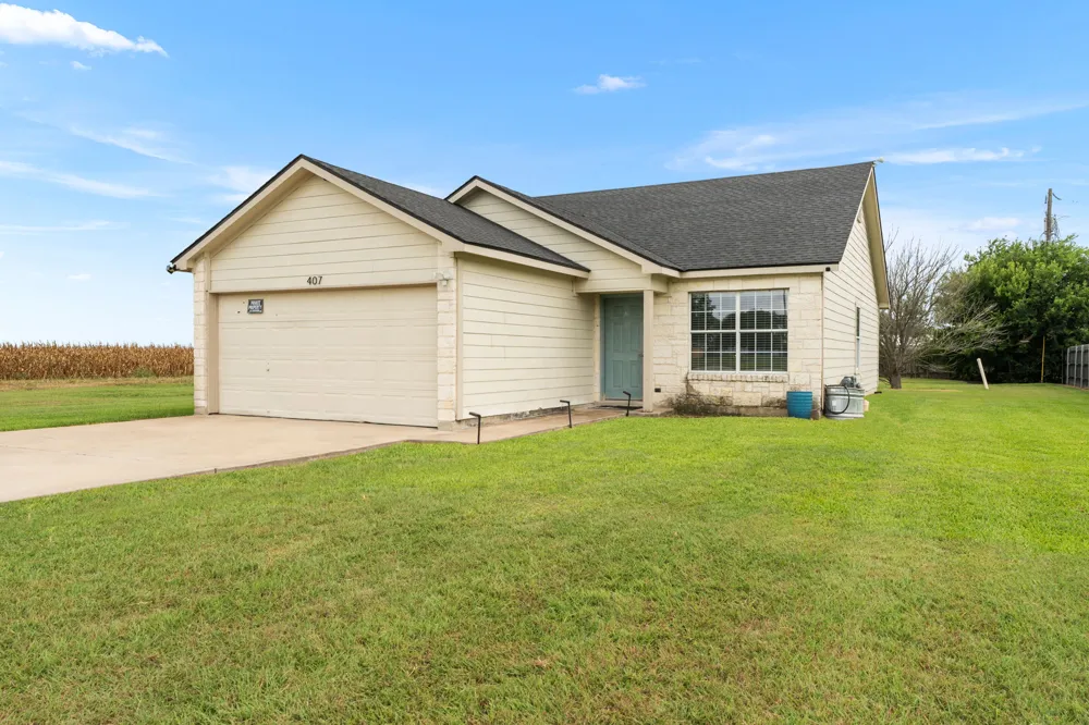 407 E Pietzsch Street Bartlett, TX 76511