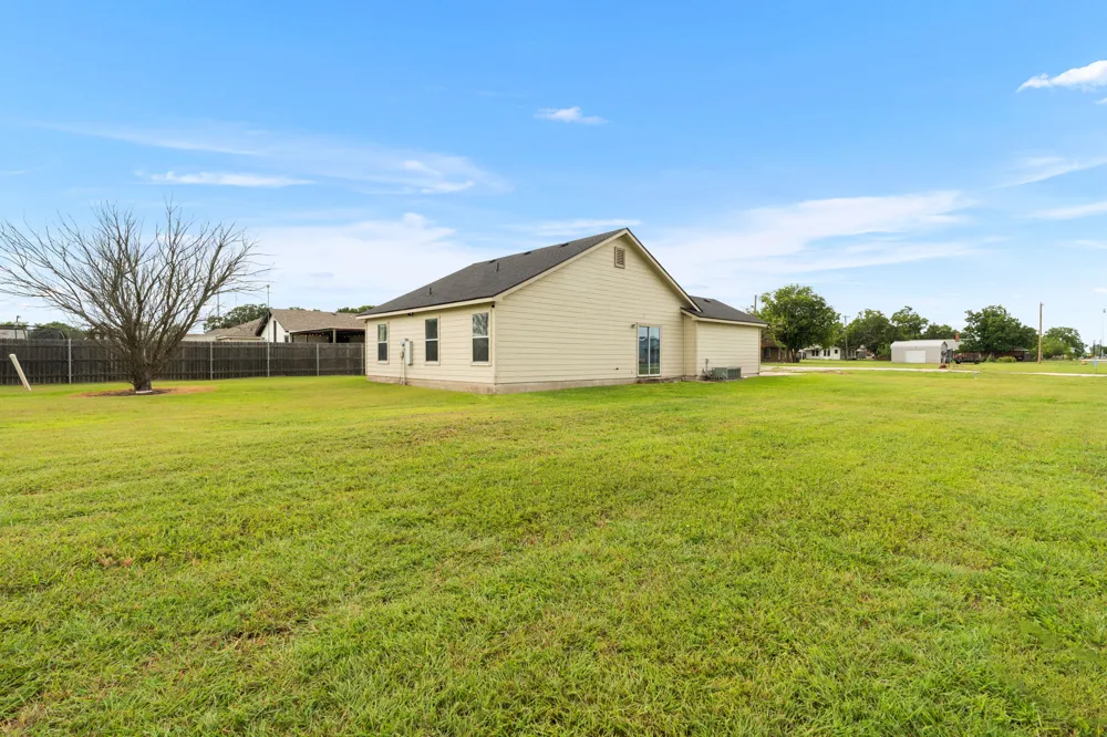 407 E Pietzsch Street Bartlett, TX 76511
