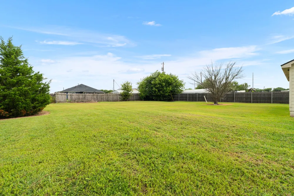 407 E Pietzsch Street Bartlett, TX 76511