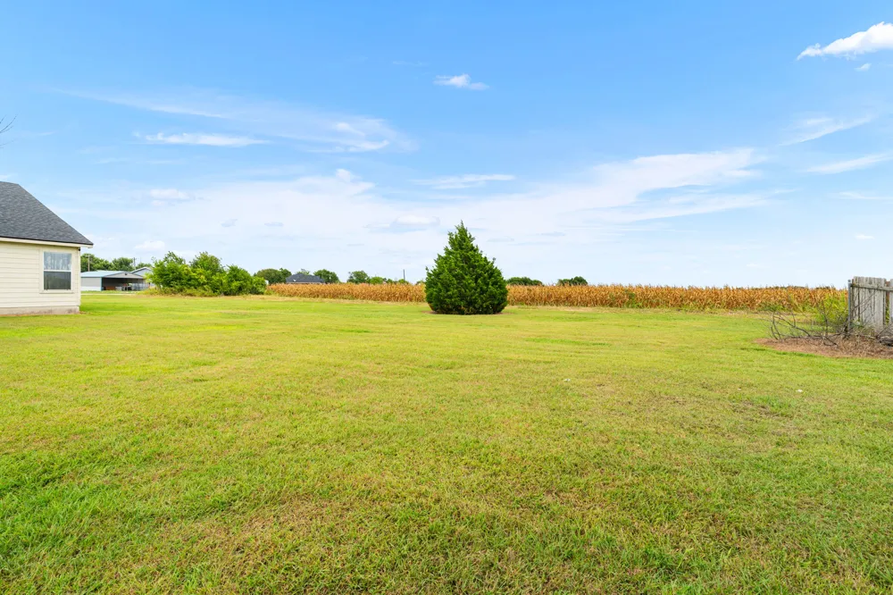 407 E Pietzsch Street Bartlett, TX 76511